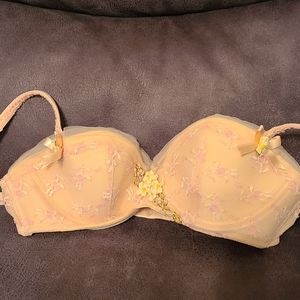 34B neutral color bra with lace and flowers